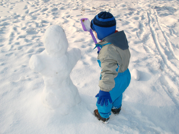 Kisfiú játszani a hóban - Fotó, kép
