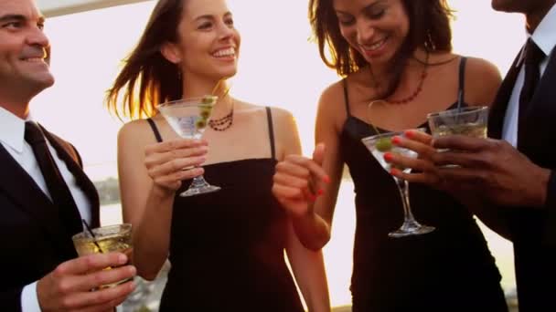  φίλοι να διασκεδάσουν στο κοκτέιλ πάρτι της πόλης - Πλάνα, βίντεο