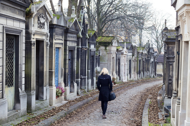 Mujer solitaria visitando tumba parientes
. - Foto, Imagen