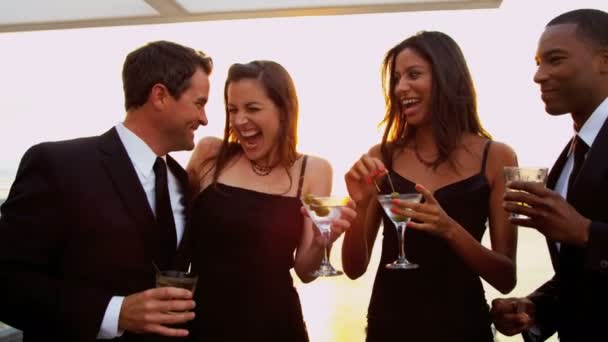  Paare trinken auf Cocktailparty  - Filmmaterial, Video