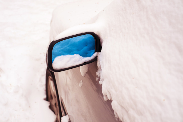 auto vallende sneeuw op besneeuwde winterdag - Foto, afbeelding