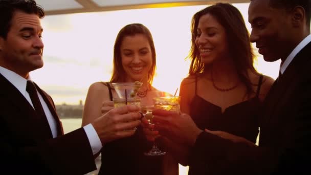 γυναίκες και άνδρες πίνουν σε κοκτέιλ πάρτι - Πλάνα, βίντεο