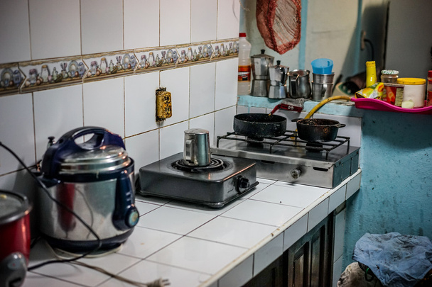 Vivienda pobre, cocina
 - Foto, Imagen
