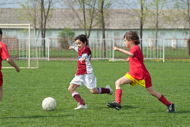 Niños fútbol juego
 - Foto, Imagen