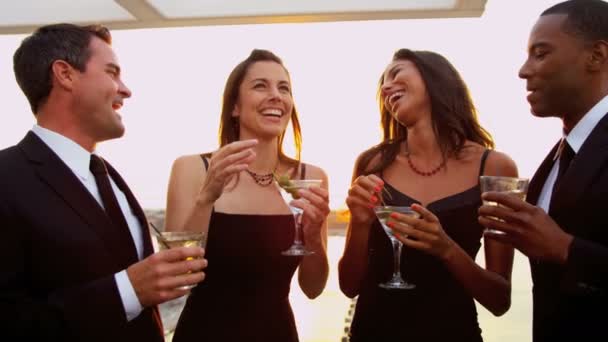 Frauen und Männer genießen Cocktails - Filmmaterial, Video