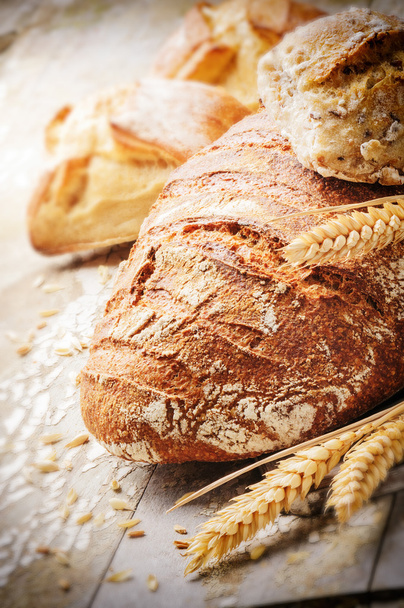 Freshly baked bread in rustic setting - Фото, зображення