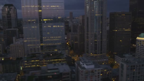  oświetlone Seattle Business and Finance Center  - Materiał filmowy, wideo
