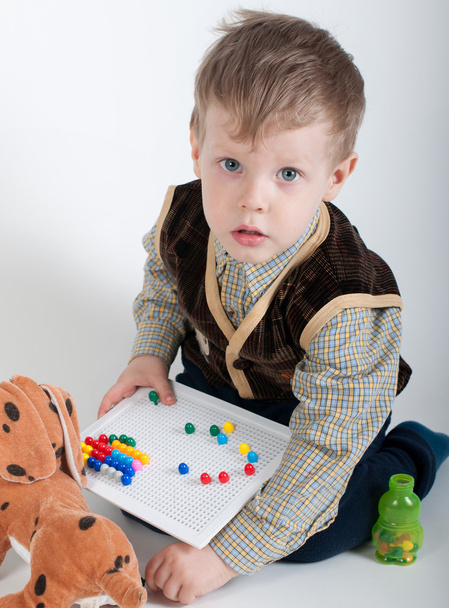 Mozaikler ile oynayan bir çocuk - Fotoğraf, Görsel