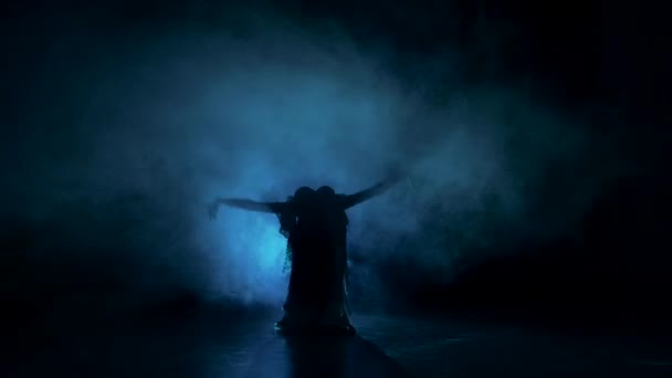 Egzotik dansöz kadın karanlıkta dans başlar, gölge, duman, siluet - Video, Çekim