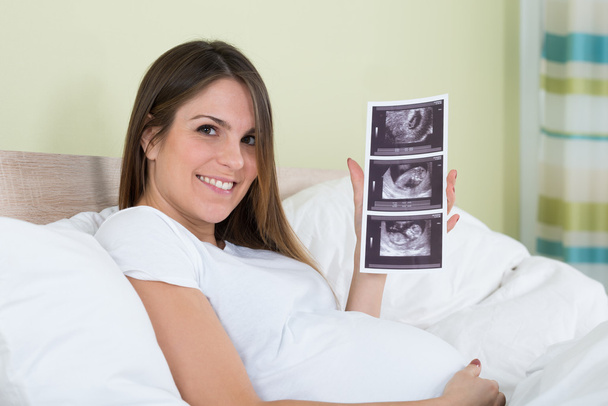 Woman Holding Ultrasound Photo - Foto, imagen