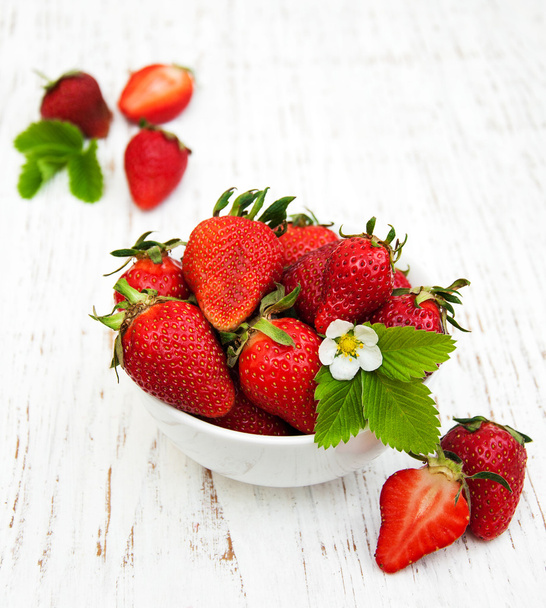 Bowl with strawberries - Fotoğraf, Görsel