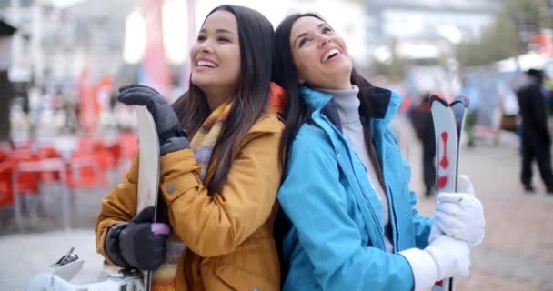 snowboard ve katlanmış kollu kayakçılar - Video, Çekim
