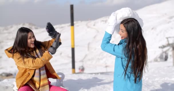 női barátai játszanak a hóban - Felvétel, videó