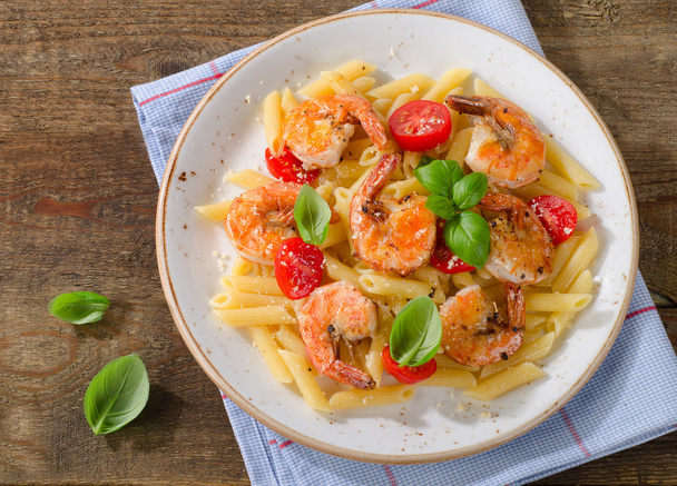Penne pasta with shrimps, tomatoes and herbs - Фото, зображення