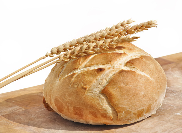 καρβέλι ψωμί και σιτάρι αυτιά - Φωτογραφία, εικόνα