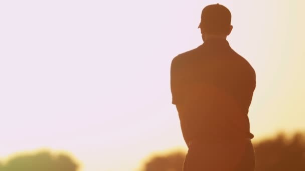 mužské golfista hrát golf při západu slunce - Záběry, video