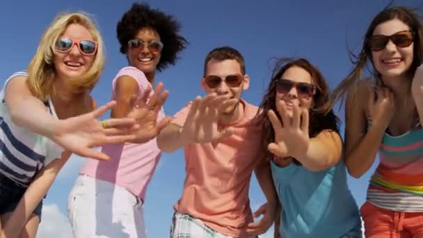 Adolescentes disfrutando de tiempo juntos en la playa
 - Imágenes, Vídeo