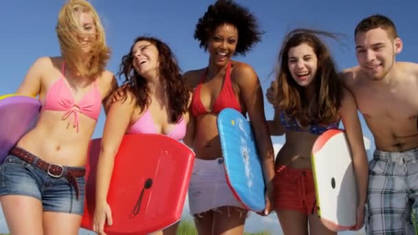 οι έφηβοι έχουν τη διασκέδαση στην παραλία - Πλάνα, βίντεο