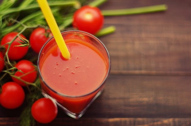 Fresh tomato juice and tomatoes with greens - Foto, Imagem