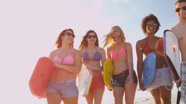 Teenagers having fun on beach - Materiał filmowy, wideo