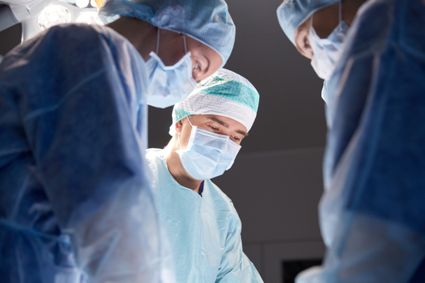 група хірургів в операційній кімнаті в лікарні
 - Фото, зображення