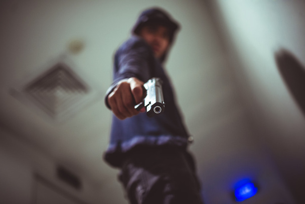 Ο άνθρωπος που να υποδεικνύουν ένα πυροβόλο όπλο σας - Φωτογραφία, εικόνα