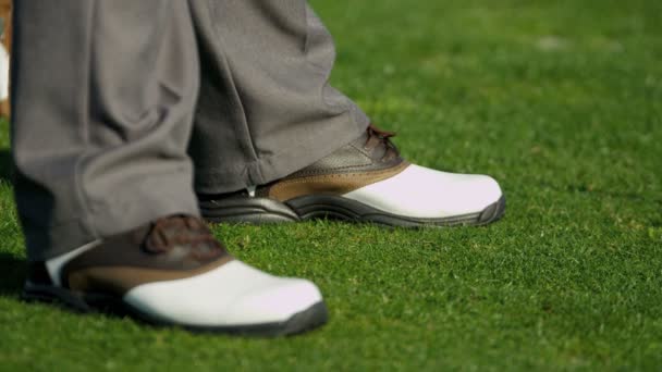παίχτης του γκολφ φορώντας παπούτσια έξυπνο γκολφ - Πλάνα, βίντεο