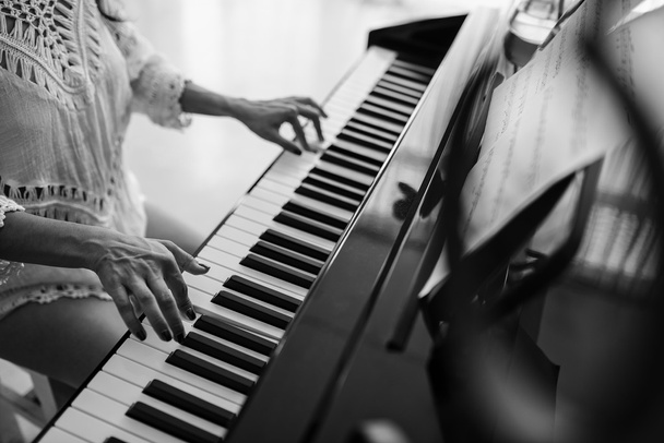 Pianiste féminine
 - Photo, image