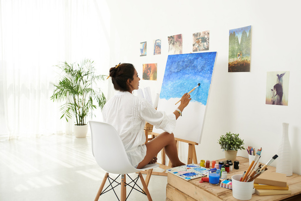 Mid adult woman painting - Photo, image