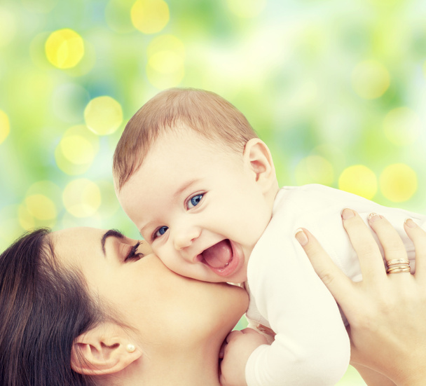 boldog anya, baba, mint zöld háttér - Fotó, kép