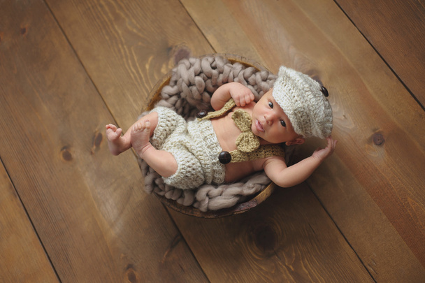 Újszülött fiú egy kis ember öltönyt visel - Fotó, kép