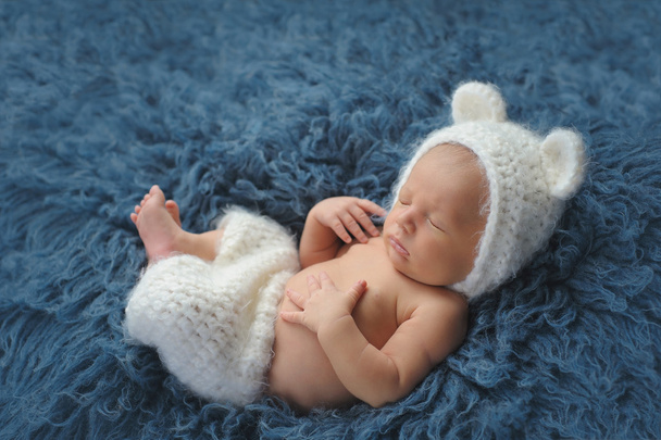 Bebé recién nacido con un traje de oso blanco
 - Foto, imagen