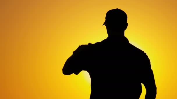 Golfista masculino jogando golfe ao pôr do sol
 - Filmagem, Vídeo