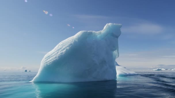 παγετώνας πάγου που επιπλέει στο νερό - Πλάνα, βίντεο
