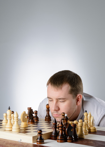 Чоловік думає про гру в шахи
 - Фото, зображення