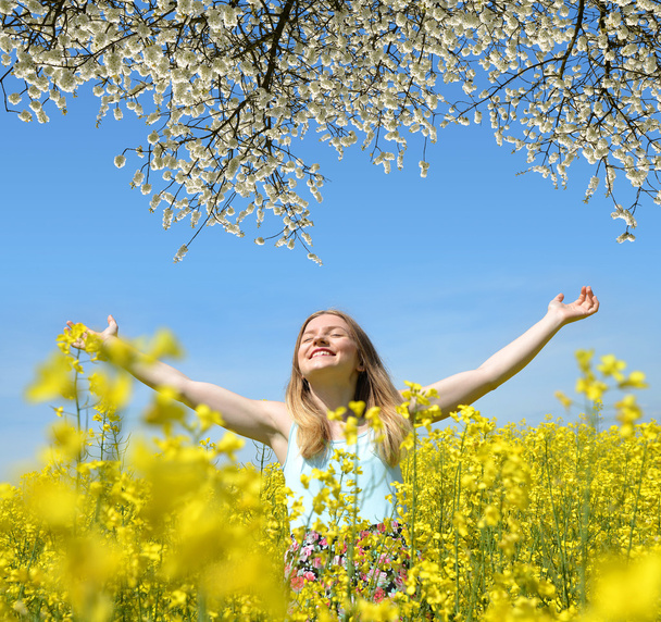 Fiatal nő boldog virágzó Repce field - Fotó, kép
