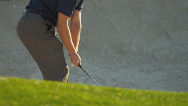 Golfer schlägt seinen Ball - Filmmaterial, Video