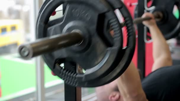 Strong man lifting weight - Záběry, video