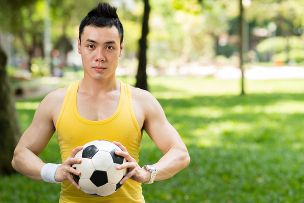Jogador de futebol segurando bola - Foto, Imagem
