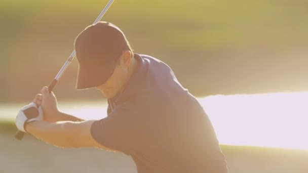 Golfista golpeando su pelota
 - Metraje, vídeo