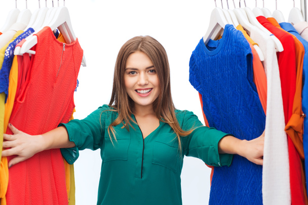 mujer feliz eligiendo ropa en el armario de casa
 - Foto, Imagen