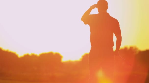 mannelijke golfspeler golfen bij zonsondergang - Video