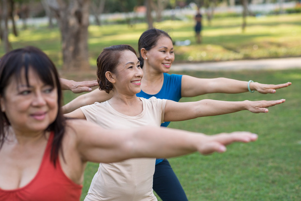 femmes profitant d'exercices en plein air
 - Photo, image