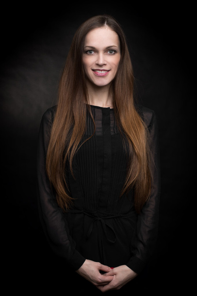 beautiful young woman on a dark background - Fotoğraf, Görsel