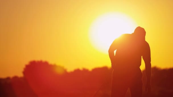 mężczyzna golfa gry w golfa na zachodzie słońca - Materiał filmowy, wideo