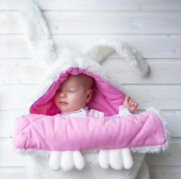 O lindo bebê em um cobertor acolhedor e quente
. - Foto, Imagem