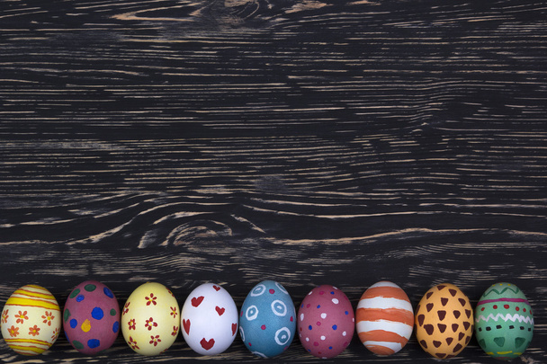 huevos de Pascua sobre fondo de madera. - Foto, Imagen
