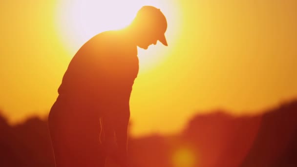 Profi golfozó golfozik a naplemente - Felvétel, videó