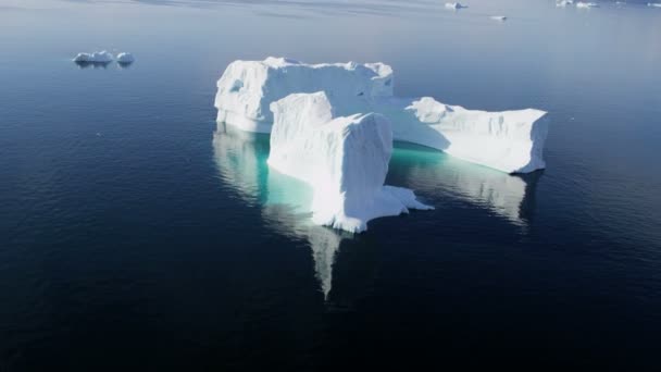 floes glaciaires flottant dans l'eau
 - Séquence, vidéo