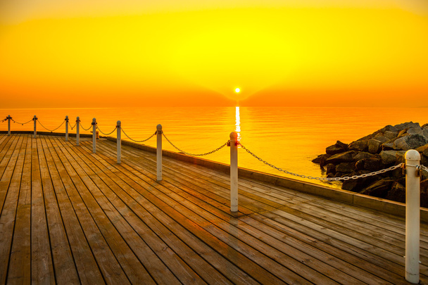 Cais de madeira ao nascer do sol
 - Foto, Imagem
